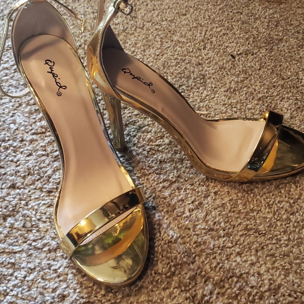 Gold heels.  Sz 9